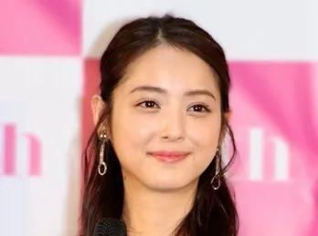 佐々木希、レトロな“昭和美人風パーマ”姿に「この髪型が似合うのすごい」「美しい」の声