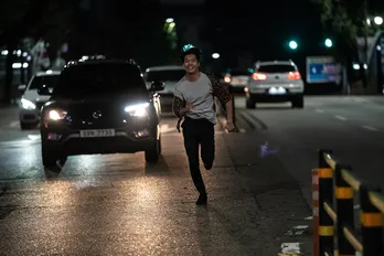 常に笑顔で追い掛け回すサイコパス殺人鬼の姿が怖すぎる!韓国ホラー「殺人鬼から逃げる夜」本編映像解禁