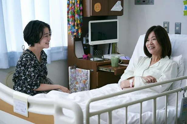 病室で談笑する莉子(高畑)と茉莉子(大久保)