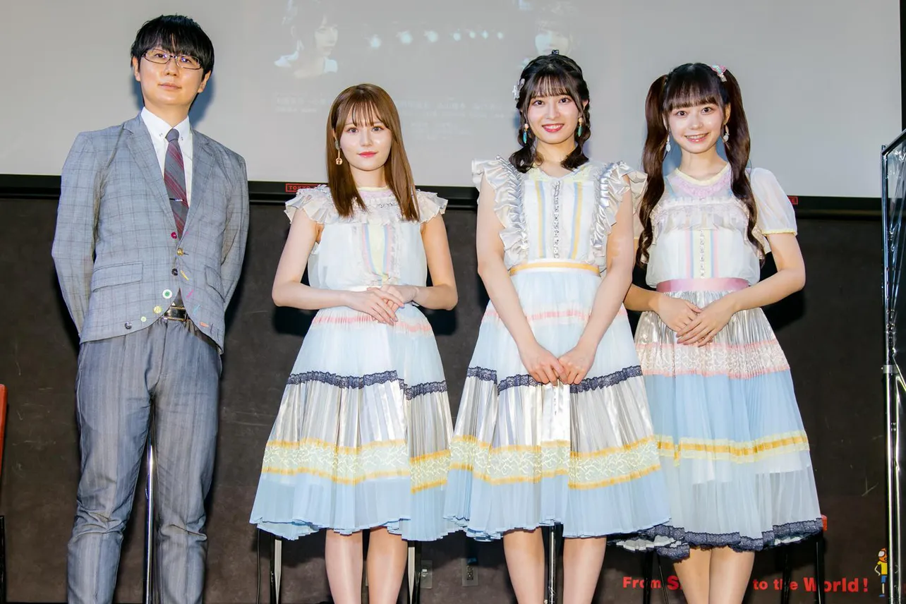 【写真を見る】AKB48メンバー3人と共に糸曽賢志監督も登壇　