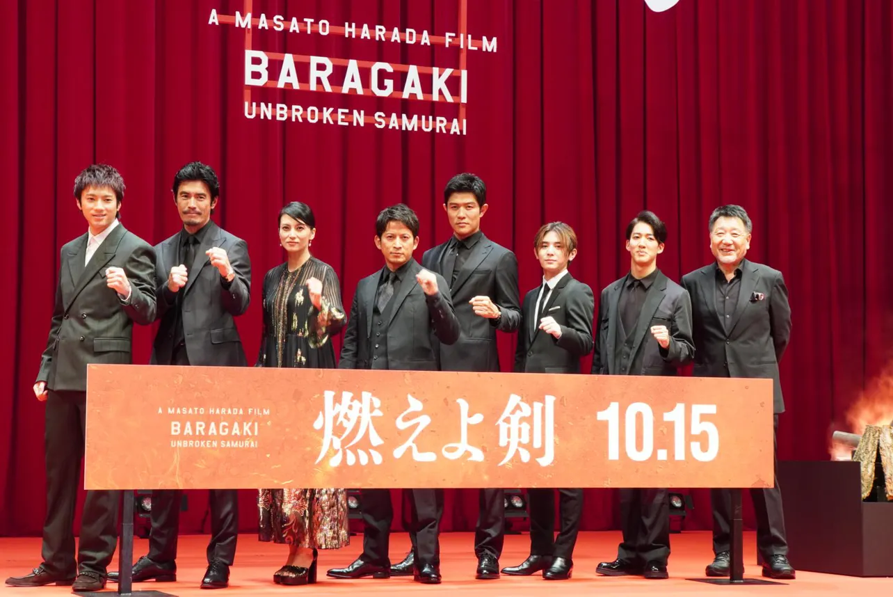 【写真を見る】岡田准一、山田涼介らが登壇！イベントでの集合写真