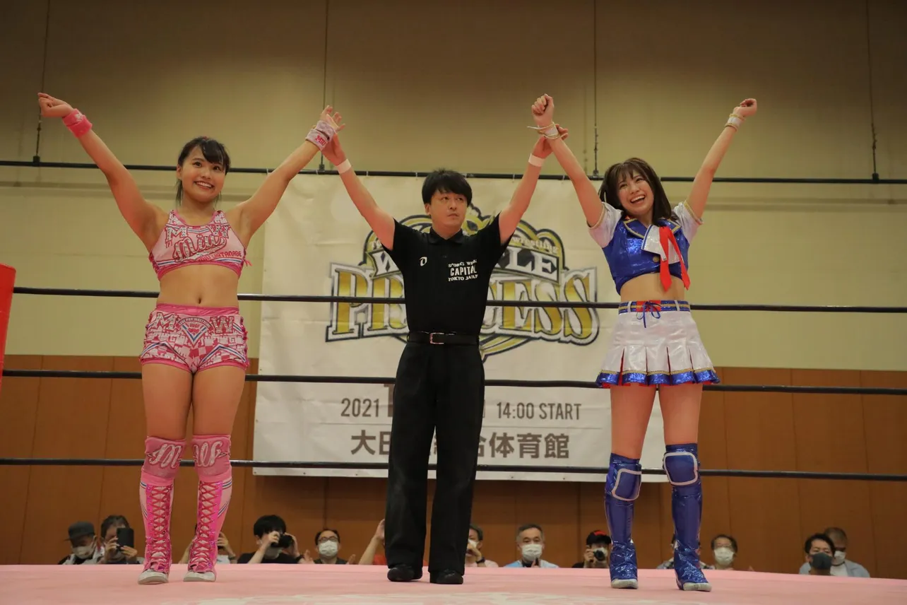荒井優希(右)が東京女子プロレスのリングに1カ月ぶりに復帰