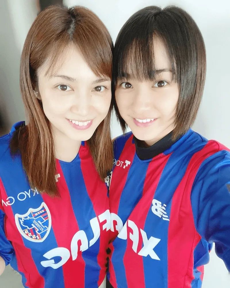 【写真を見る】平祐奈、姉･愛梨とFC東京ユニフォームを着た仲良し2SHOT公開「あぁ嬉しすぎる」