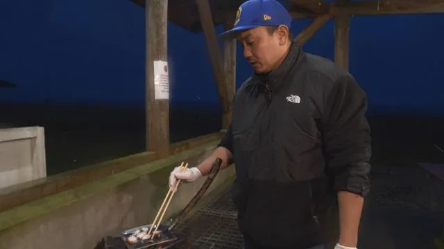 【写真を見る】地元食材を北海道で開発されたアイテムで調理する青柳翔