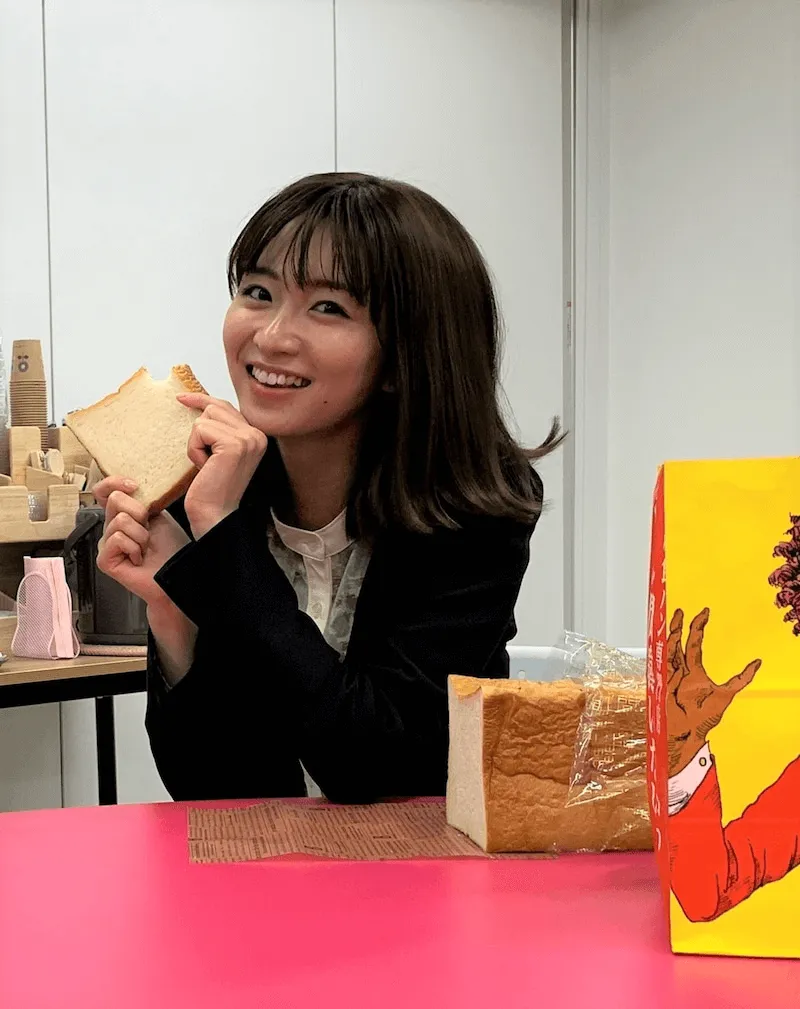【写真を見る】岡崎紗絵、“高級食パン”に満面の笑みを浮かべるオフショット