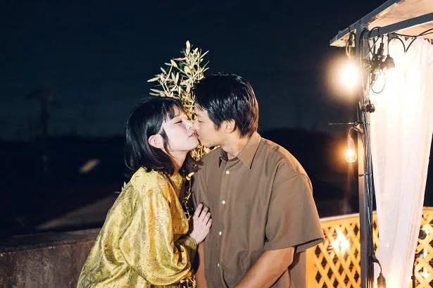 【写真を見る】最後にキスをする野村周平とさとうほなみ