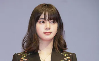 池田エライザ、黒髪ロングヘア＆“色っぽい目つき”で魅了するセクシーな姿に約5.2万の「いいね！」