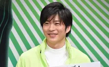 田中圭＆波瑠、なんのポーズ？不思議な構図の2人に「圭さんの表情(笑)」「ナイスコンビ」の声＜ナイト・ドクター＞