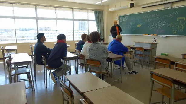 本番組は日本中の高校を訪問して学生たちを応援する青春バラエティー
