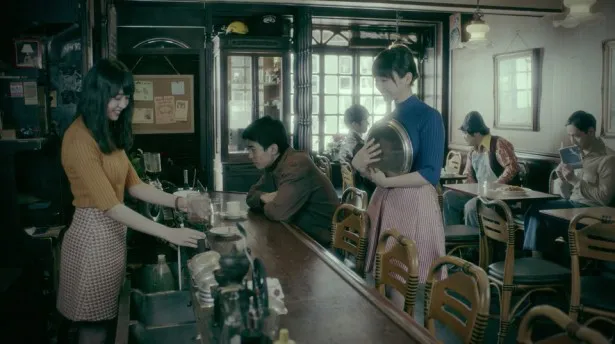 MVの舞台は1970年代。喫茶店で働きながらゆいちゃんずとして活動する2人