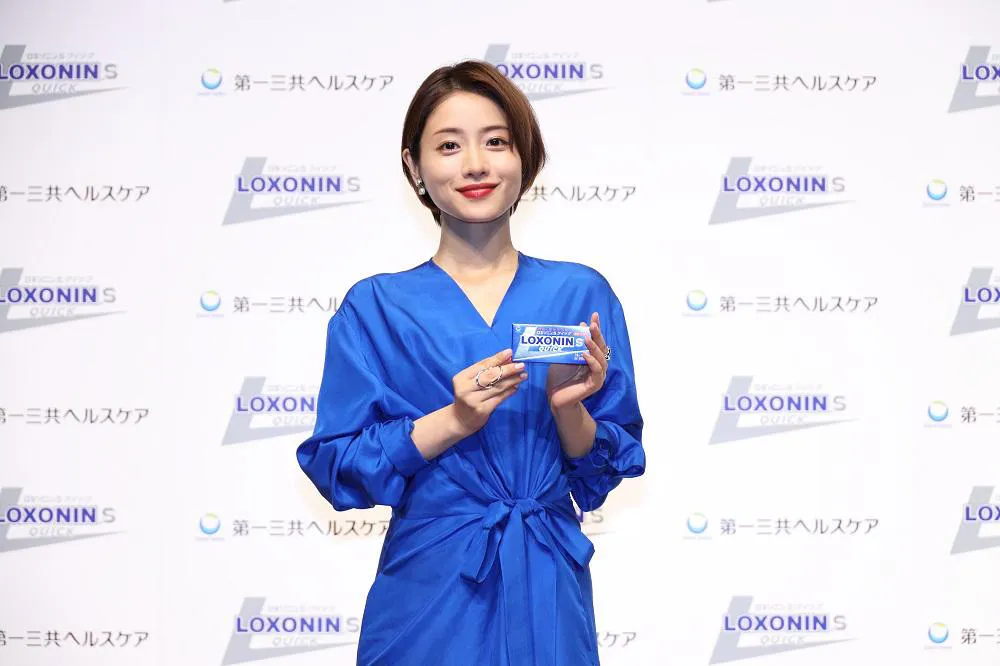 ❤完売品❤UN3D. ギャザーオーガンジーブルゾン NAVY✨石原さとみ着用❤ 画像・写真 石原さとみ、ショートカット×鮮やかなブルーのワンピース姿