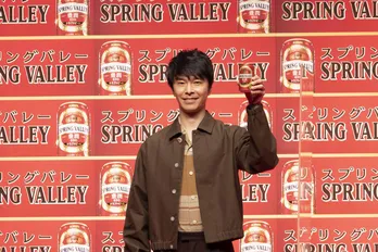 長谷川博己がビールの“二度注ぎ”を丁寧にレクチャー!その完成度に染谷将太も「おおお…」