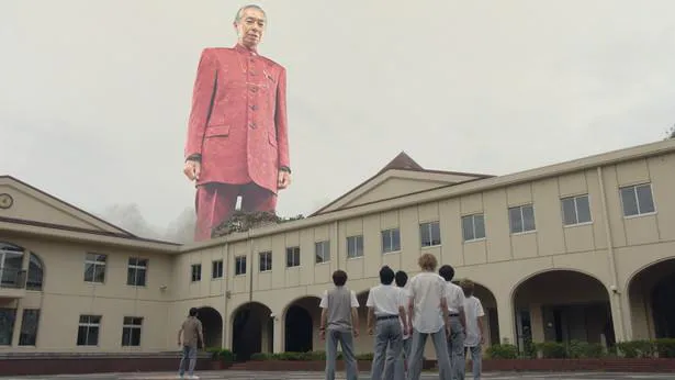 【写真を見る】80mまで巨大化した柳葉敏郎演じる学園長を見上げるヒーローたち