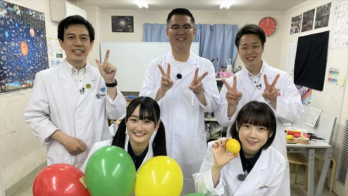 STU48・甲斐心愛＆信濃宙花が、ゲストのシソンヌ・長谷川忍と「楽しく激しい科学実験」にチャレンジ