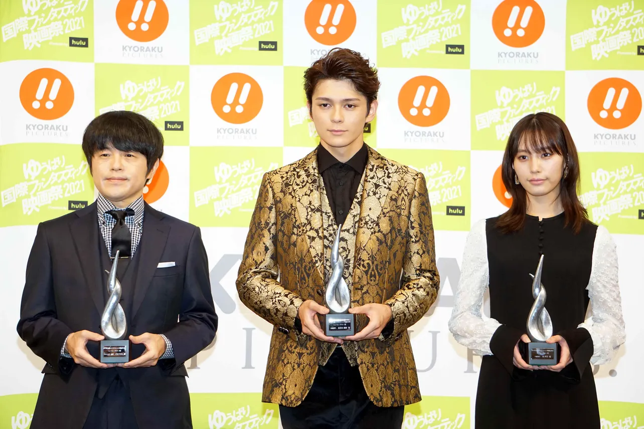 授賞式に登場したバカリズム、眞栄田郷敦、南沙良(写真左から)
