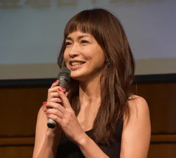 長谷川京子、美しい生脚を披露 ヒョウ柄の超ミニ丈ワンピ姿に「京子さん、セクシーすぎます」「せめてますね」