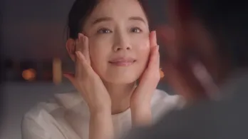 石田ゆり子、新CMでメークを落としても“つや玉”が輝く美肌披露