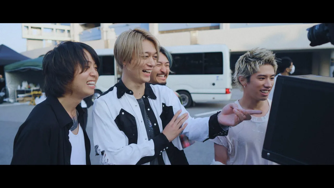 【写真を見る】仲むつまじい…！ONE OK ROCKが笑顔を浮かべるオフショット