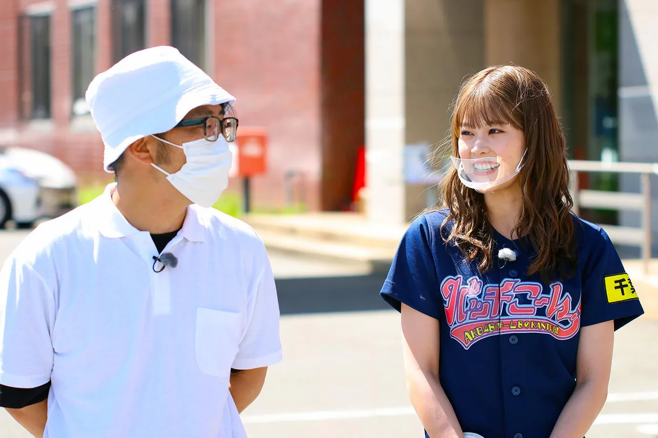 AKB48チーム8メンバーが散歩をしながら鈴木拓と“二人っきり”でトーク