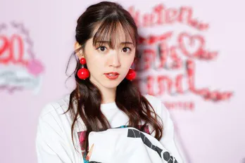 鈴木愛理、憧れのブラックドレスで“美しすぎるデコルテ”を披露!「エレガント!」「女王様…」と反響