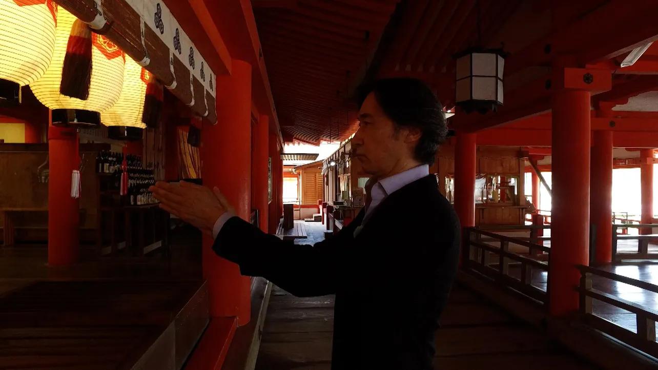 東儀秀樹が嚴島神社を訪れる