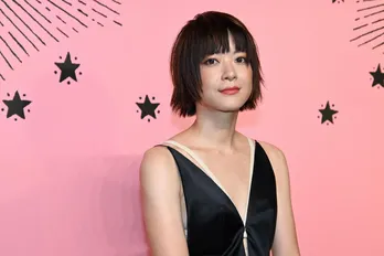 上野樹里、美デコルテあらわなドレス姿で登場「自分らしく楽しく着られたらいいかなって」
