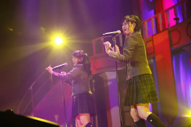 ステージでは最初で最後の披露となる「ユビキリ」を歌う黒澤美澪奈（左）と倉島颯良。“指切りポーズ”の振り付けにも注目を