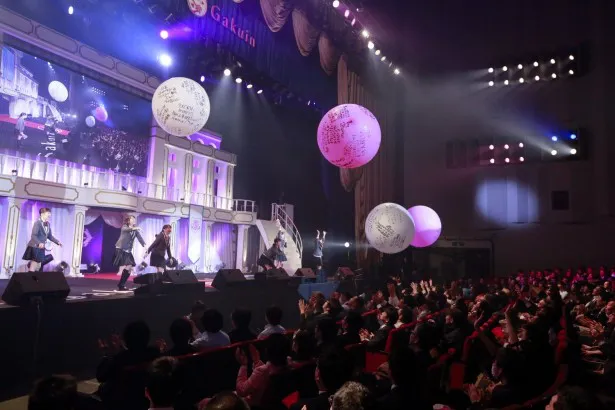 ライブ中、メンバーのメッセージ入り巨大風船が客席を飛び交うシーンも