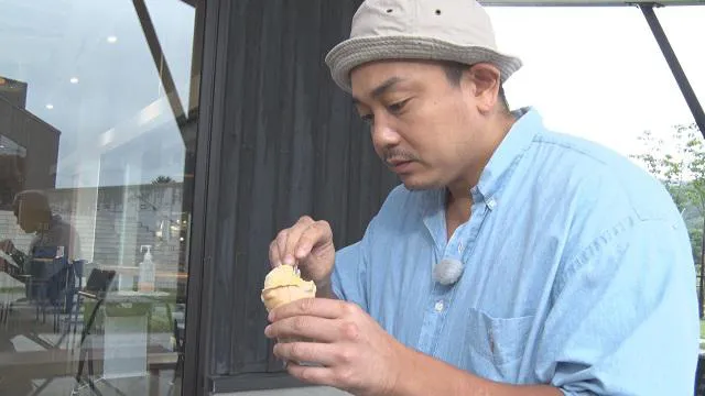 “縄文アイスクリーム”を食べる青柳翔