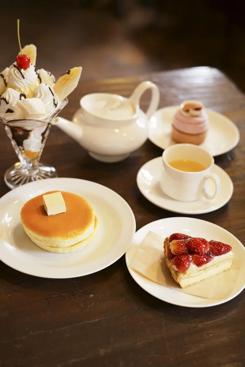 【写真を見る】『ふっかʼs coffee』の撮影で用意したメニューのセット。向井がつまみぐいしたケーキも!