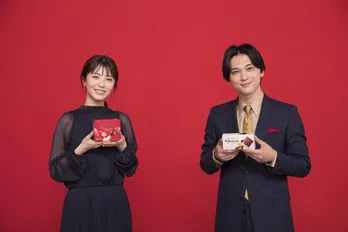 浜辺美波、新CMで吉沢亮の“ココロの声”を読み取る! 息ピッタリの2人で“意思疎通ゲーム”にも挑戦