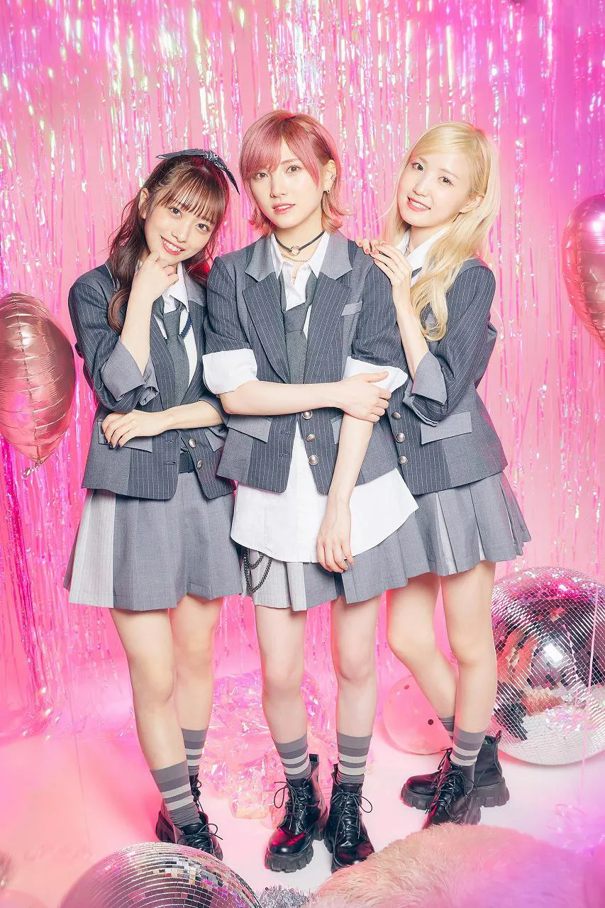 【写真を見る】AKB48岡田奈々、本田仁美、向井地美音がキラキラのセットに集合！
