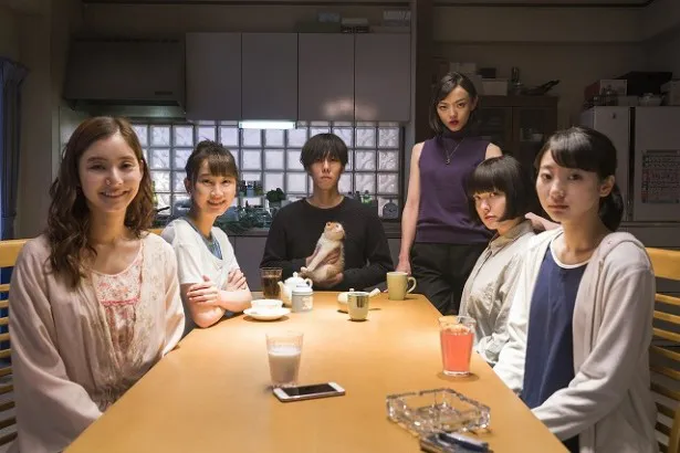 【写真を見る】ドラマは野田演じる主人公と5人の美女たちによる密室ミステリー