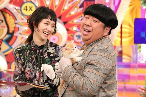 【写真を見る】満面の笑みを見せる剛力彩芽と子ネコを抱くバナナマン・日村勇紀