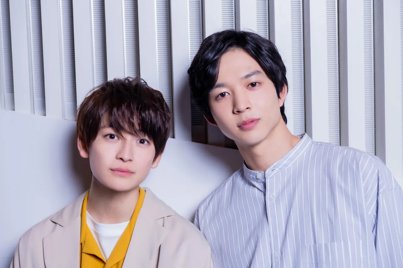 【写真を見る】高橋文哉＆鈴木仁、爽やかなライトでのアップ2SHOT！