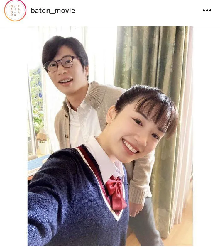 【写真を見る】“かわいすぎる仲良し親子…！”永野芽郁&田中圭の自撮り2SHOT