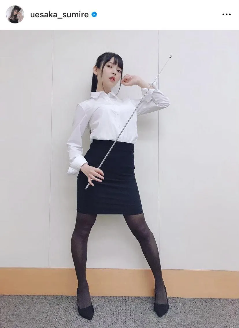 上坂すみれ、タイトスカート＆黒ストッキングで色っぽい先生に！