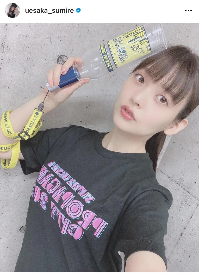 【写真を見る】「どれにします？」グッズの黒Tシャツ姿の上坂すみれ