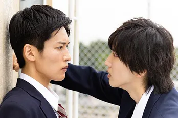 なにわ男子・道枝駿佑“青木”がSnow Man・目黒蓮“井田”に壁ドン!W主演ドラマ「消えた初恋」場面写真が公開