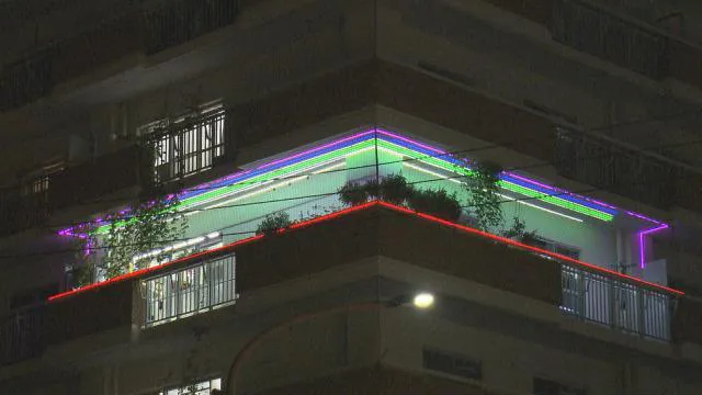 七色に光るマンションのベランダを調査