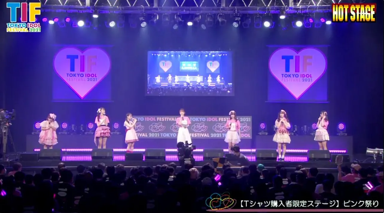 「Tシャツステージ ピンク祭り」出演の6人と一緒にステージに上ったTIFチェアマン・長濱ねる(写真中央)