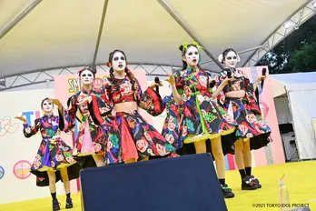 私立恵比寿中学、10年越し“キョンシーメーク”で観客魅了<TIF2021>