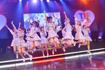 ＝LOVE、煽りを入れる熱さとアイドルの王道的かわいさの両面を見せた＜TIF2021＞