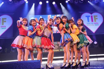 AKB48、カラフル衣装で登場「言い訳Maybe」「大騒ぎ天国」など6曲披露＜TIF2021＞