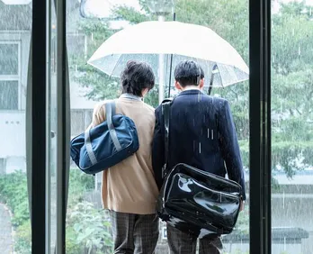 なにわ男子・道枝駿佑“青木”&Snow Man・目黒蓮“井田”がドキドキの相合傘!尊すぎるシーン写真公開<消えた初恋>