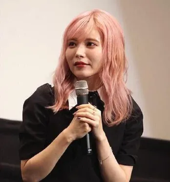 益若つばさ、白黒ツートーンヘアカラーにイメチェン!お人形のような姿に「クルエラみたい…!」「美しすぎる」