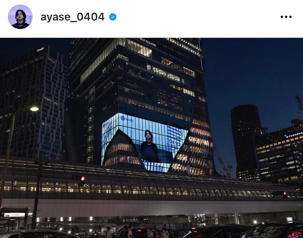 【写真を見る】YOASOBI・Ayase、渋谷巨大ビジョンに出現