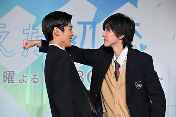 道枝駿佑＆目黒蓮が“ドキドキ＆チクチク”の壁ドンシーンを再現！「お二人の心の声が非常に的確でした」＜消えた初恋＞