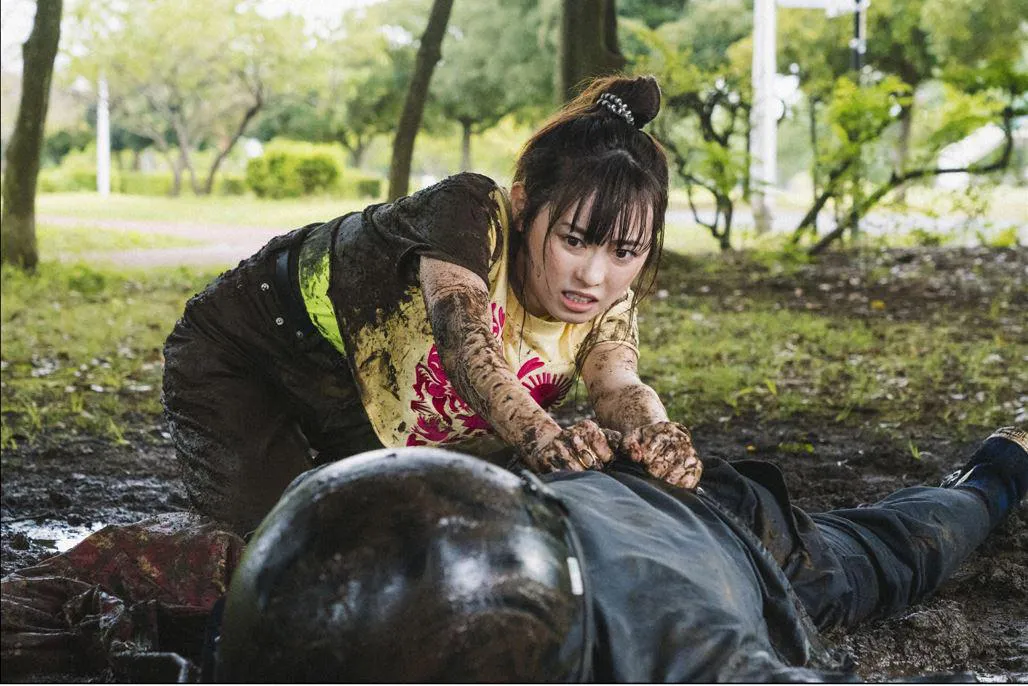 画像・写真 福原遥、ゴミに埋もれ、泥まみれに…！“世界一不運”な女子が