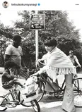 おしゃれ…！自転車に乗る黒柳徹子、NY時代のモノクロ写真